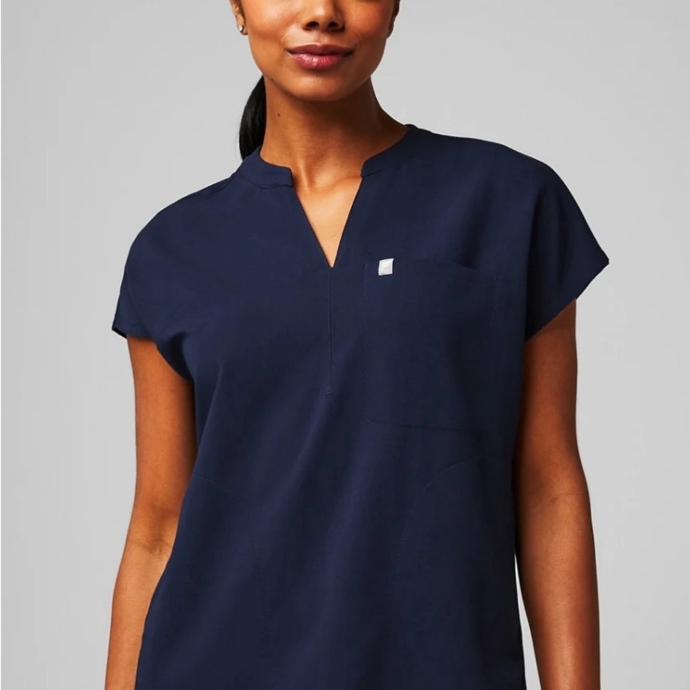 Fabletics Evolve 3 Pocket Scrub Top